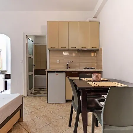 Goro 10 - Front Pool, Kitchen&parking Apartment