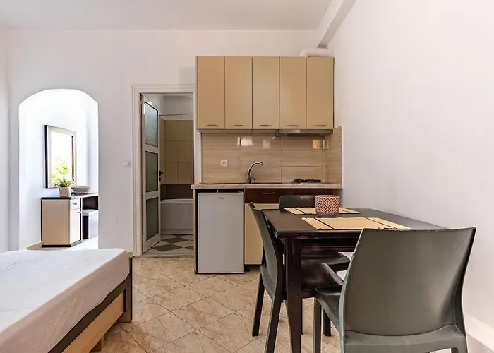 Goro 10 - Front Pool, Kitchen & Parking Apartament