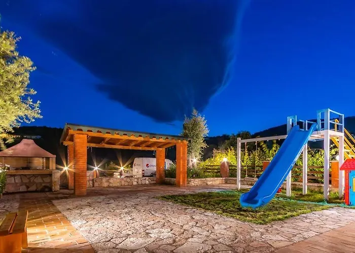 Goro 10 - Front Pool, Kitchen & Parking