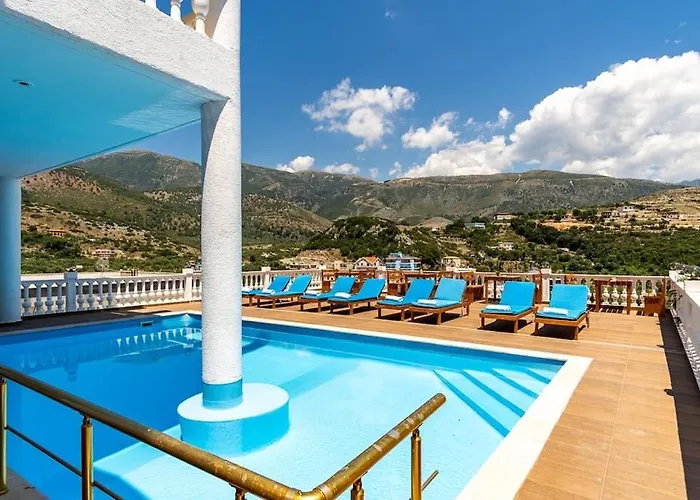 Goro 10 - Front Pool, Kitchen & Parking