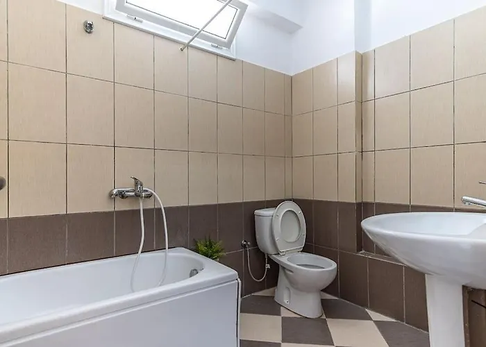 Goro 10 - Front Pool, Kitchen & Parking * Himara