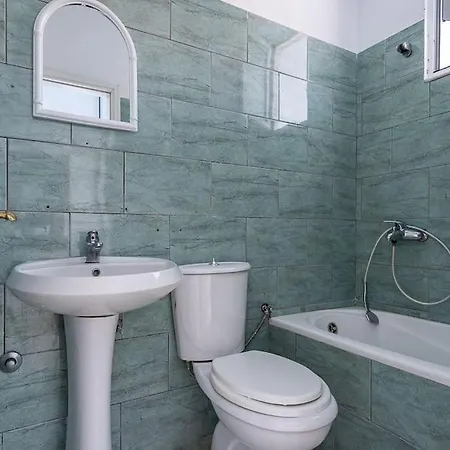 Goro 10 - Front Pool, Kitchen & Parking Daire