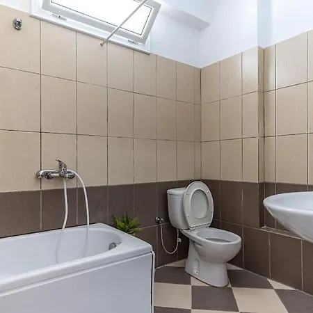 Goro 10 - Front Pool, Kitchen & Parking * Himarë