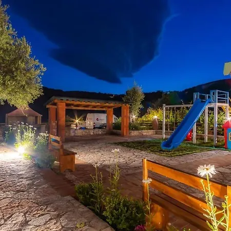 Goro 10 - Front Pool, Kitchen & Parking Апартаменты