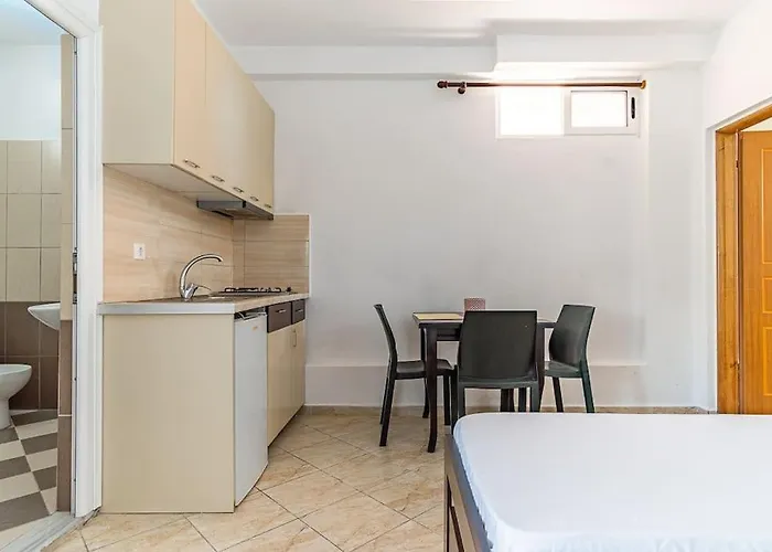 Goro 10 - Front Pool, Kitchen & Parking Himare